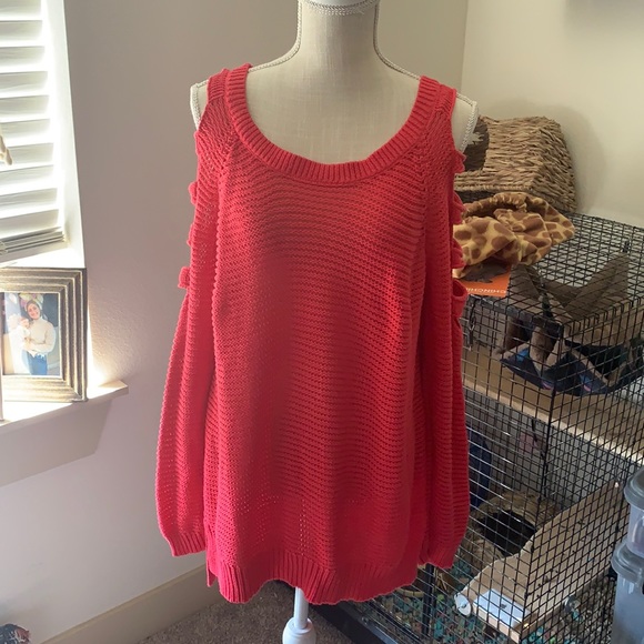 Nollie sweater with cut out shoulders - Picture 1 of 5